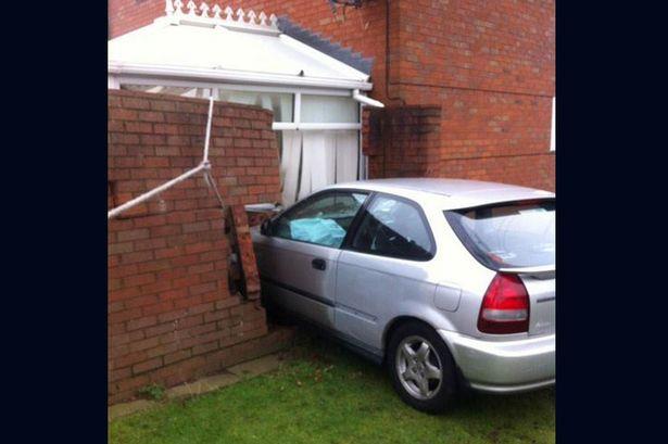 Samochód uderzył w jeden z domów w West Bromwich