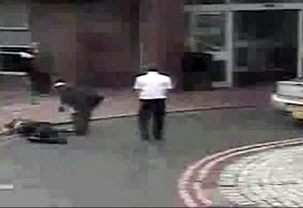 Video: Sanitariusz nie pomógł umierającemu na zawał mężczyźnie przed szpitalem w Walsall