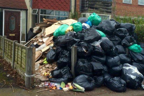 Urzędnicy badają sprawę nielegalnego składowania śmieci przy domu w Acocks Green