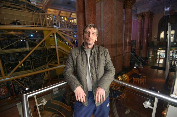 Bezdomny Polak gra w hitowym przedstawieniu Royal Exchange Theatre w Manchesterze