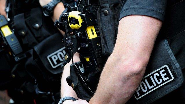 Policja coraz częściej używa paralizatorów wobec nastolatków