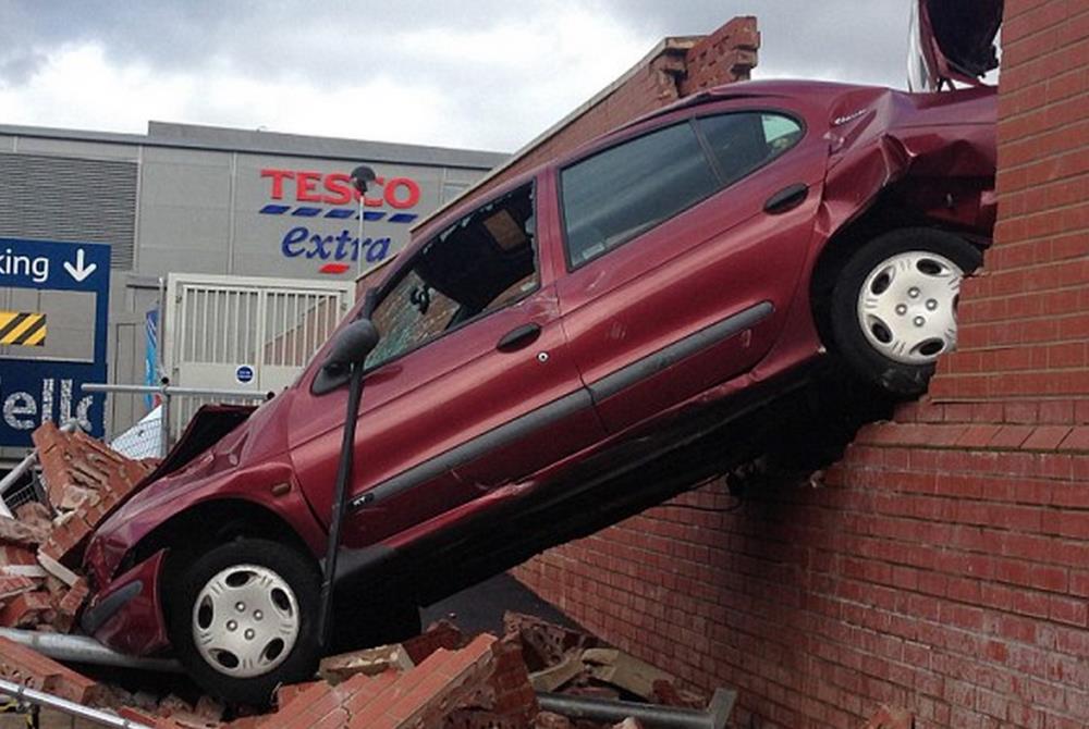 Jaguar XF z taką siłą uderzył w Renault, że przebił nim ścianę