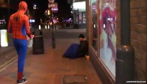 20-latek w przebraniu Spidermana rozdaje bezdomnym kanapki