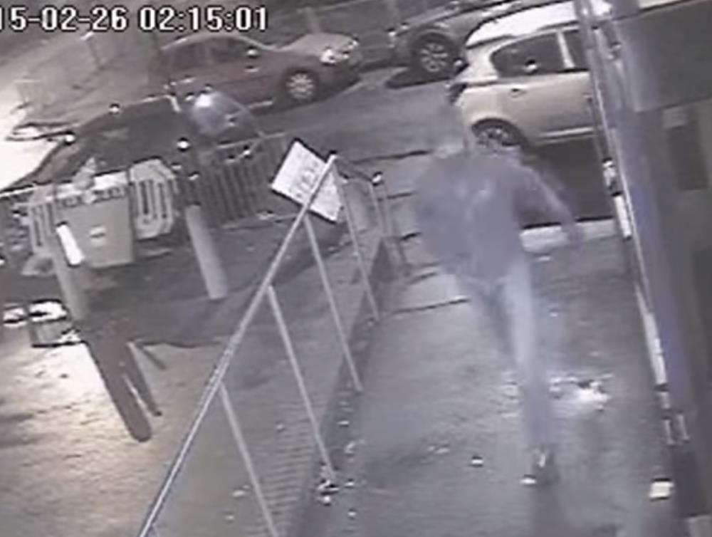 Uzbrojony w pistolet złodziej napadł na strażników