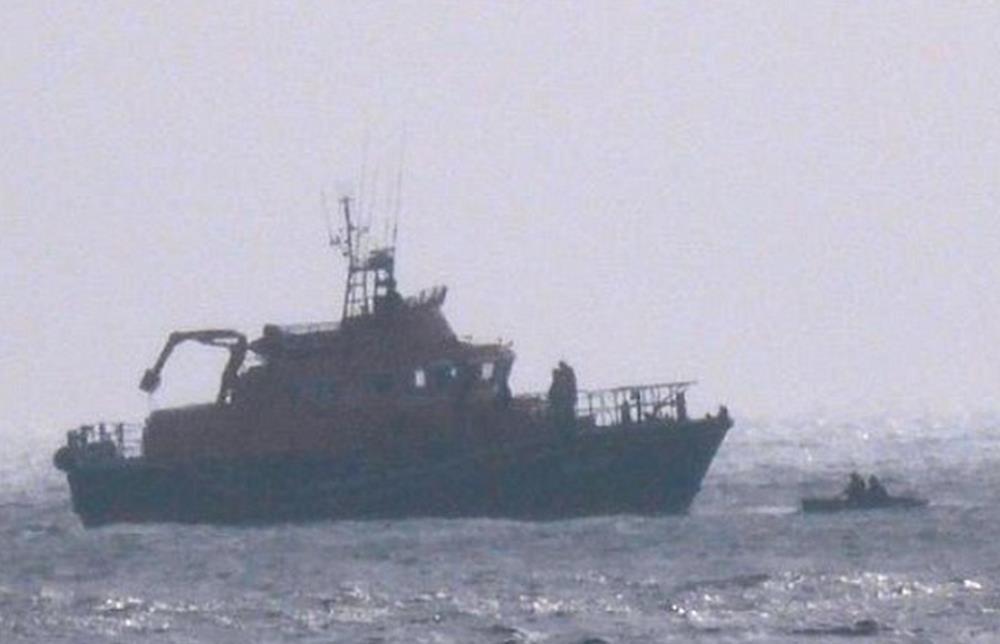 Dwóch Polaków skradzioną łódką próbowało dostać się do Francji