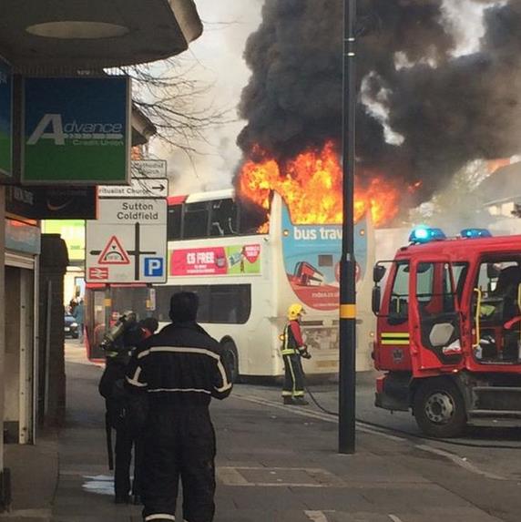 Policja poszukuje mężczyzny, który podłożył ogień w autobusie linii 904