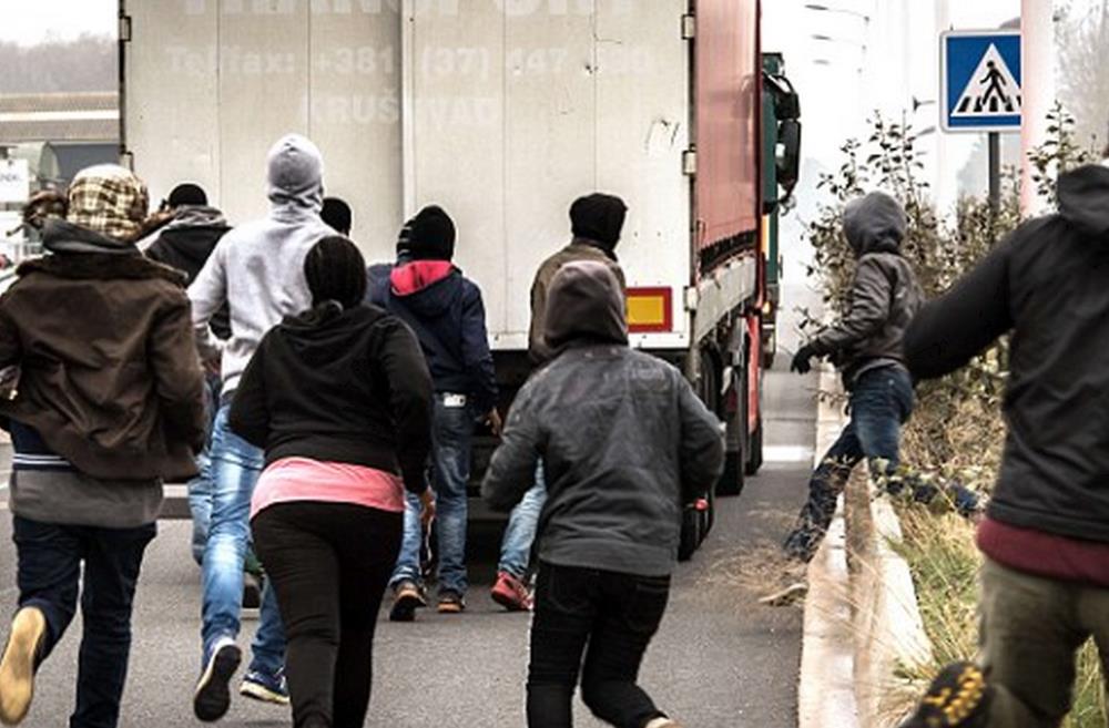 Władze ostrzegają turystów przed nielegalnymi imigrantami