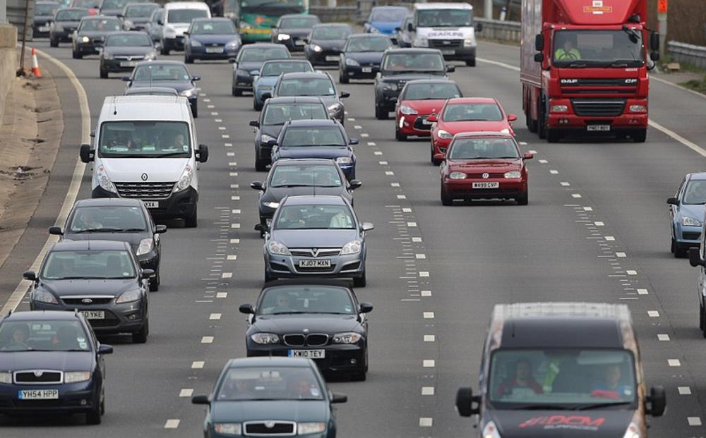 Uwaga kierowcy! W długi weekend czekają nas spore utrudnienia na drogach