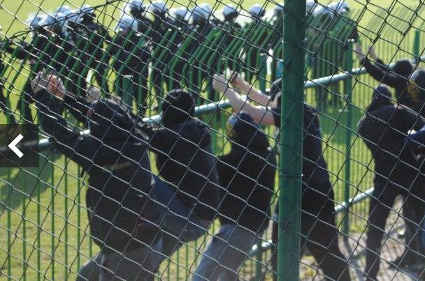 Polska: Zamieszki po śmierci kibica. 14 rannych policjantów