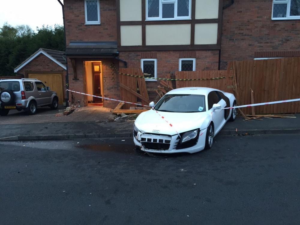 Pijany 19-latek wjechał Audi R8 w dom w Sutton Coldfield