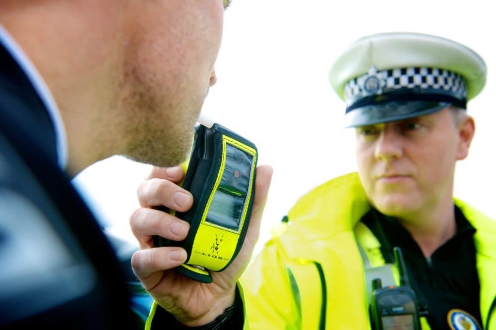 Policjanci zostali wyposażeni w zestawy wykrywające narkotyki u kierowców.