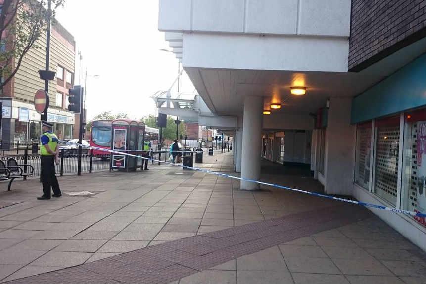 24-latek dźgnięty nożem w centrum handlowym w Wolverhampton