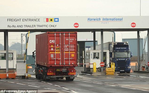 Aresztowano 4 Polaków, którzy przewozili 68 nielegalnych imigrantów w kontenerach.