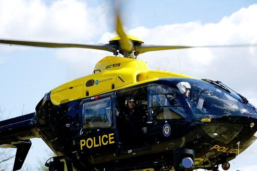 Grupa nastolatków okradła trzech mężczyzn – złodziei zlokalizował policyjny śmigłowiec