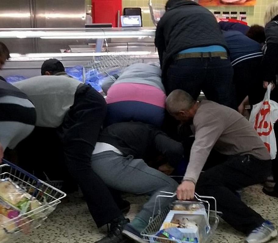 Szokujące sceny w Tesco w Northampton – ludzie walczą o przecenione mięso