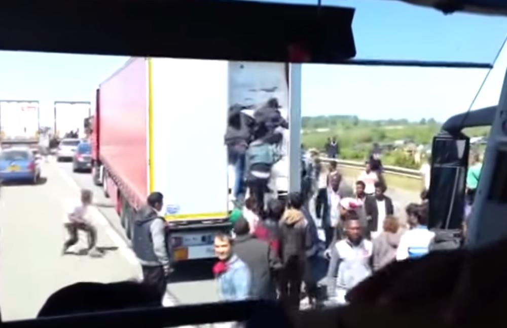 Zdesperowani imigranci z Calais szturmują ciężarówki, by przedostać się do UK