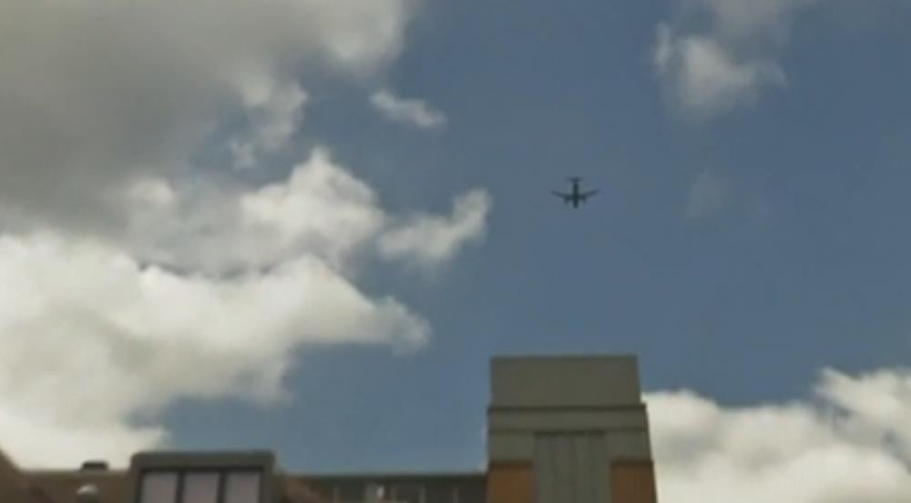 Pasażer na gapę wypadł z samolotu pod Londynem.