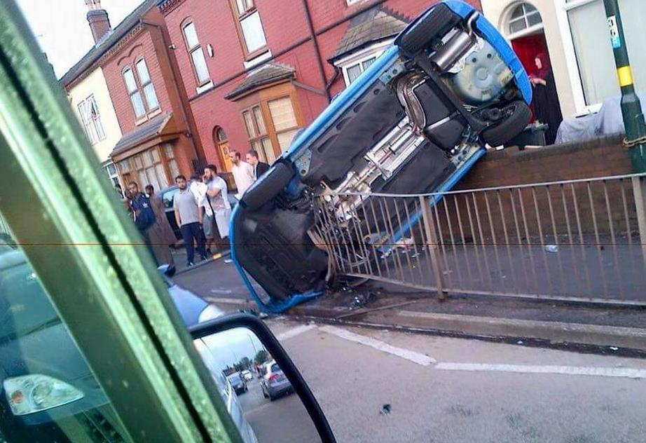 Przerażające dachowanie samochodu