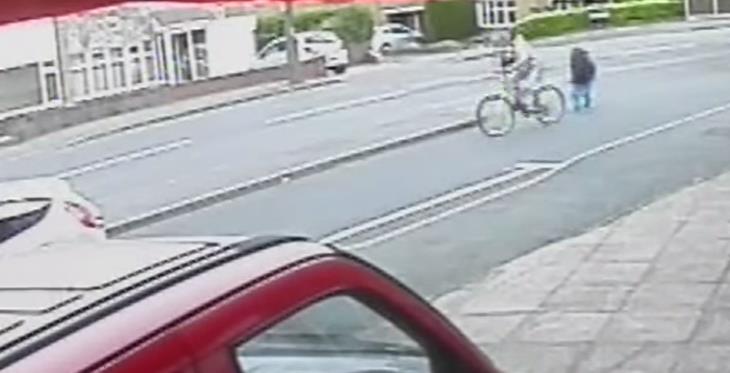 Policja szuka złodzieja, który na rowerze zaatakował 68-letnią kobietę