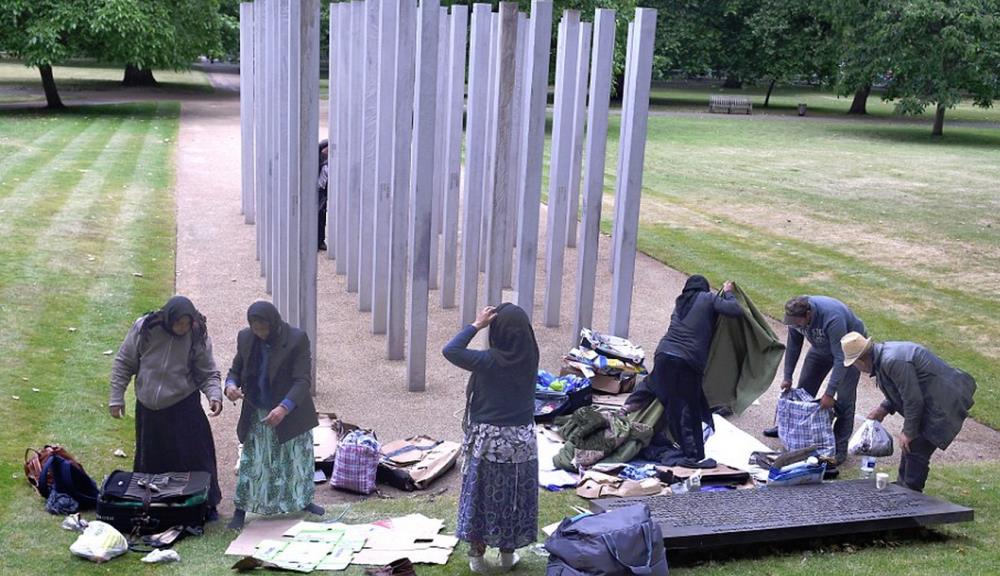 Bezdomni imigranci okupują pomnik upamiętniający zamachy z lipca 2005 roku