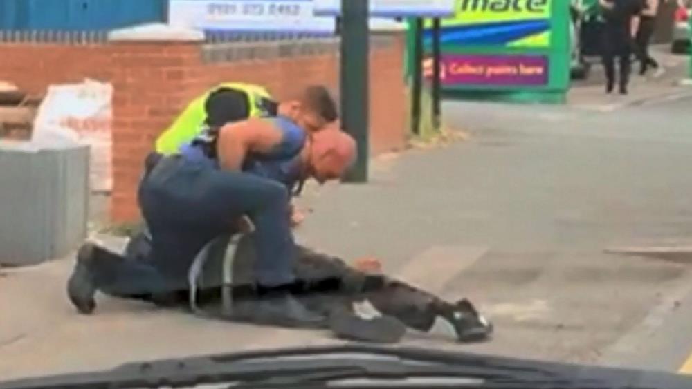 Agresywne zachowanie policjantów wobec zatrzymanego w Erdington