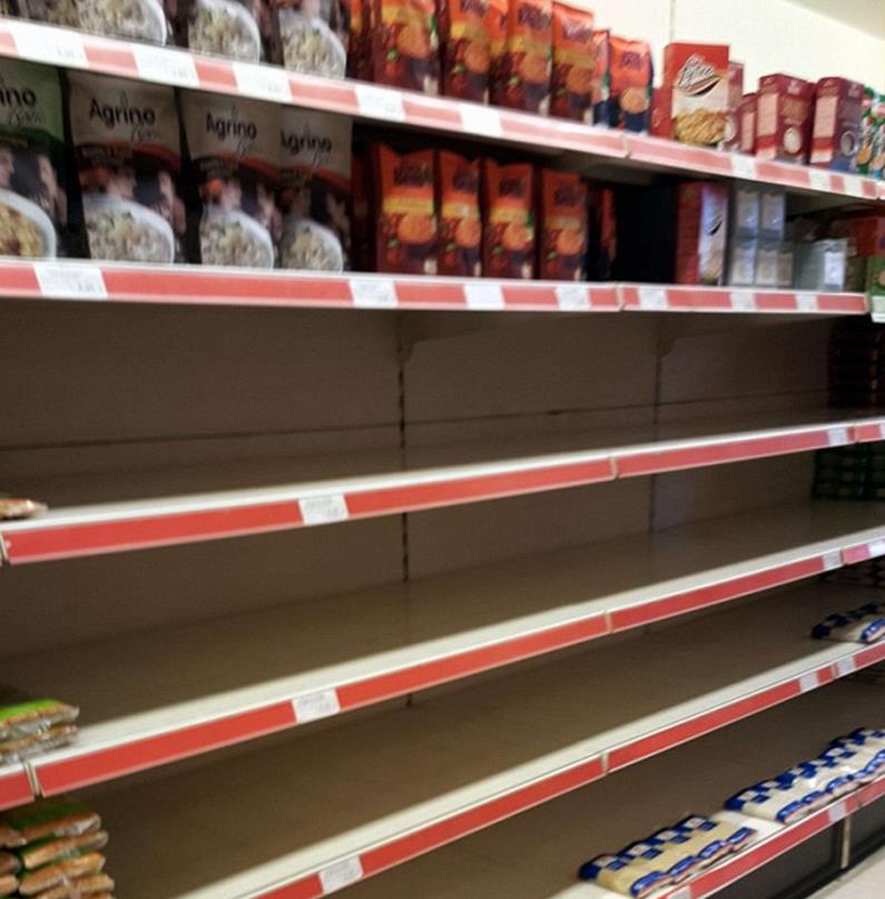 Grecy w panice wykupują towary ze sklepów