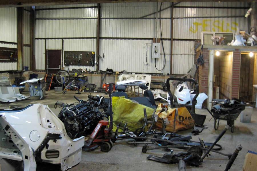 Policja nakryła warsztat w Bilston, w którym gang rozmontowywał na części kradzione samochody