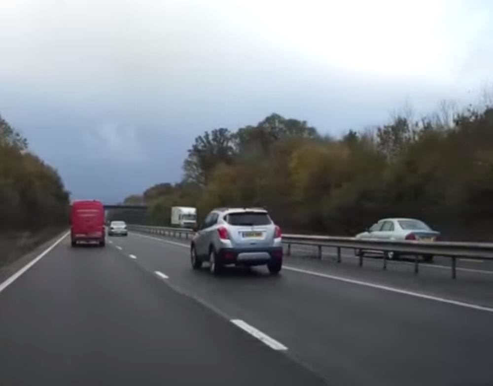 Emeryt jechał pod prąd przez kilka mil po ruchliwej dwupasmówce