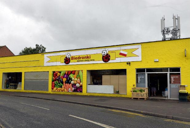 Jaskrawa elewacja polskiego sklepu wywołuje szok i oburzenie