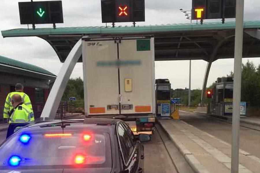 Ciężarówka pędziła pod prąd po autostradzie M6