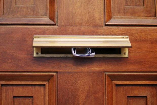 Pijany Polak wsadził penisa w otwór na listy mieszkania obcych mu osób