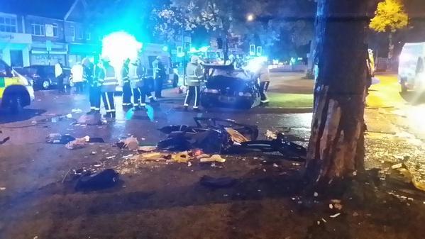 Nastolatka walczy o życie po tym, jak auto, którym jechała uderzyło w drzewo