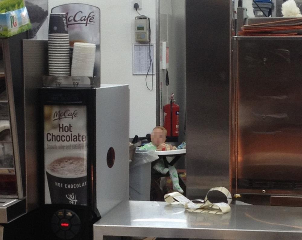 Czy pracujące matki mają dostateczne wsparcie? Obawy po publikacji zdjęcia z McDonalda