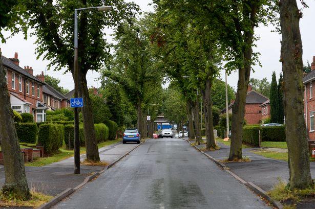 Nieznany sprawca ostrzelał dom w West Bromwich – chłopiec i dziewczynka cudem uszli z życiem