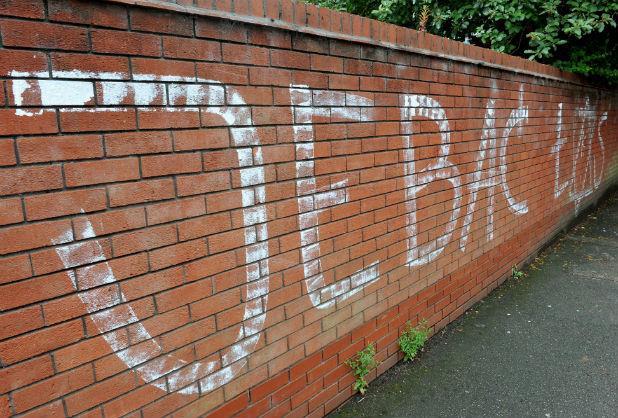 Wandale pokryli ściany w Aylestone polskimi napisami.