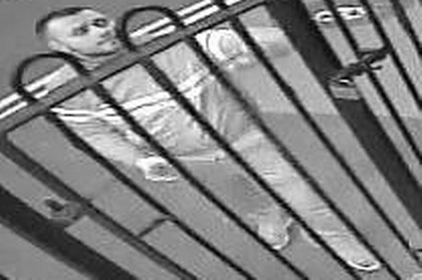 Mężczyzna obrzucił cegłami i butelkami meczet w Wolverhampton