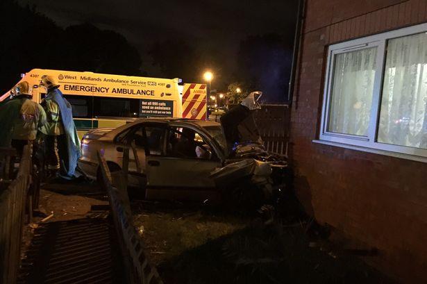 Samochód uderzył w dom w Nechells – policja apeluje o informacje