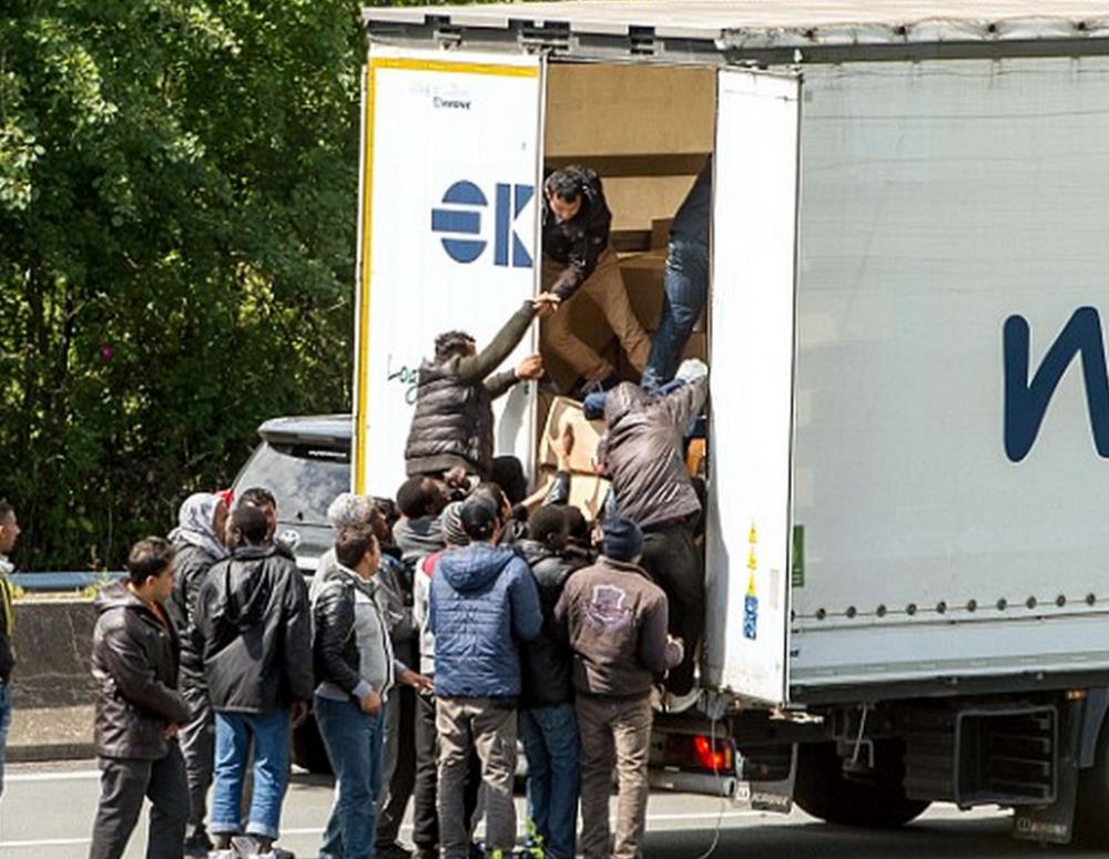 Aż 70% nielegalnych imigrantów z Calais przedostaje się do Wielkiej Brytanii