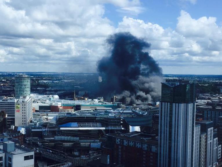 Ogromny pożar w centrum Birmingham – czterdziestu strażaków walczy z ogniem