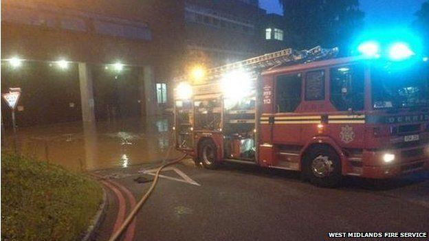 Woda z pękniętej rury zalała Queen Elizabeth Hospital