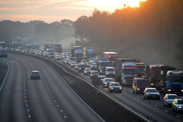 Wypadek na M42 -  droga jest zamknięta w obu kierunkach