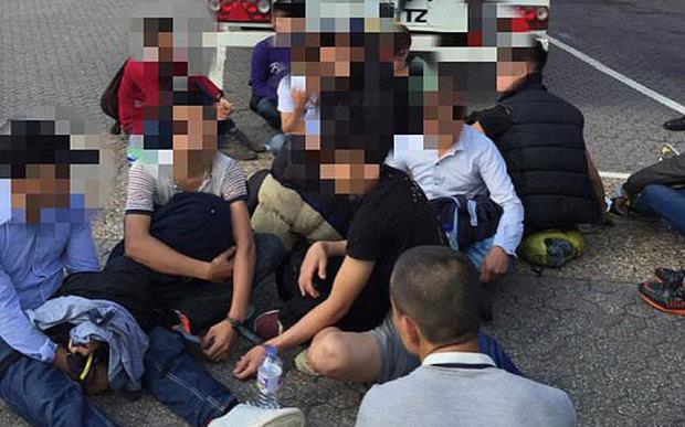 Aresztowano Polaka, który przewoził 18 nielegalnych imigrantów.