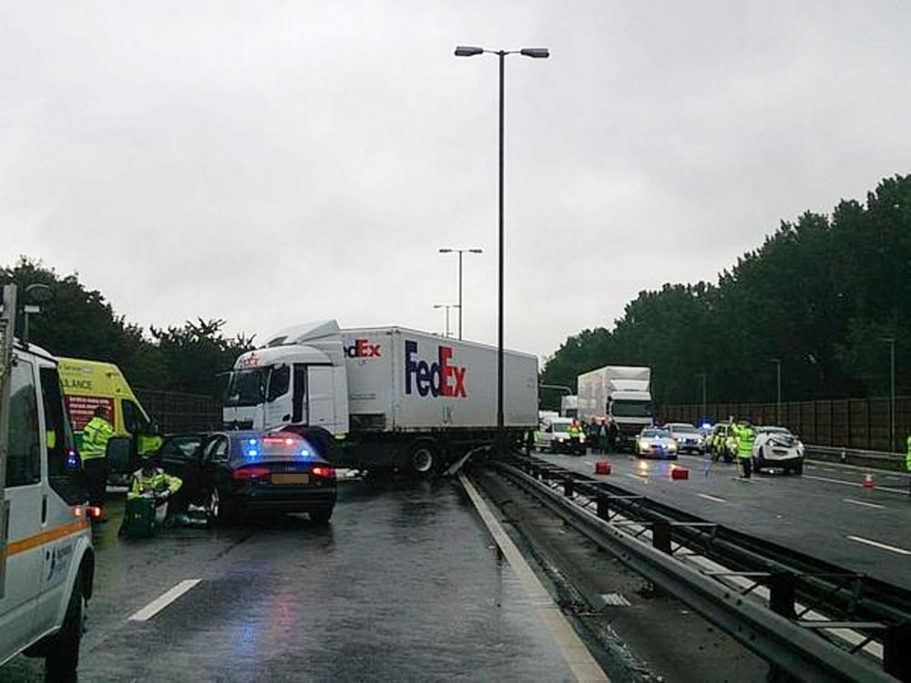 M6 przy Spaghetti Junction jest zamknięta w obu kierunkach