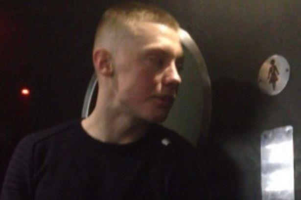 Policja poszukuje mężczyzny, który zaatakował kobietę w klubie nocnym w Birmingham