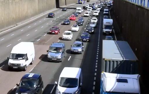 Roboty drogowe przyczyniły się do powstania kilkukilometrowego korka na Aston Expressway