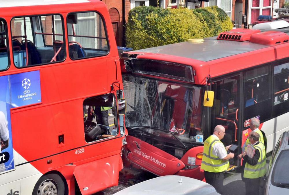 Dwa autobusy zderzyły się czołowo – 13 rannych