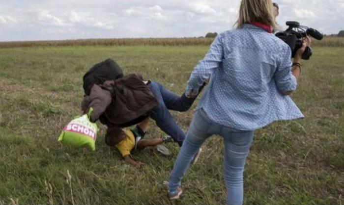Węgierska dziennikarka kopała uchodźców uciekających z obozu w Roszke. Została zwolniona