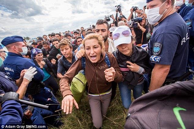 Prawie połowa Brytyjczyków uważa, że UK przyjmie zbyt wielu syryjskich uchodźców