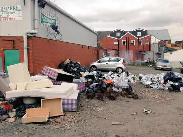 Góry śmieci porzucone nielegalnie w Smethwick