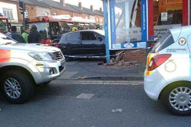 Samochód wjechał w kafejkę internetową w Small Heath